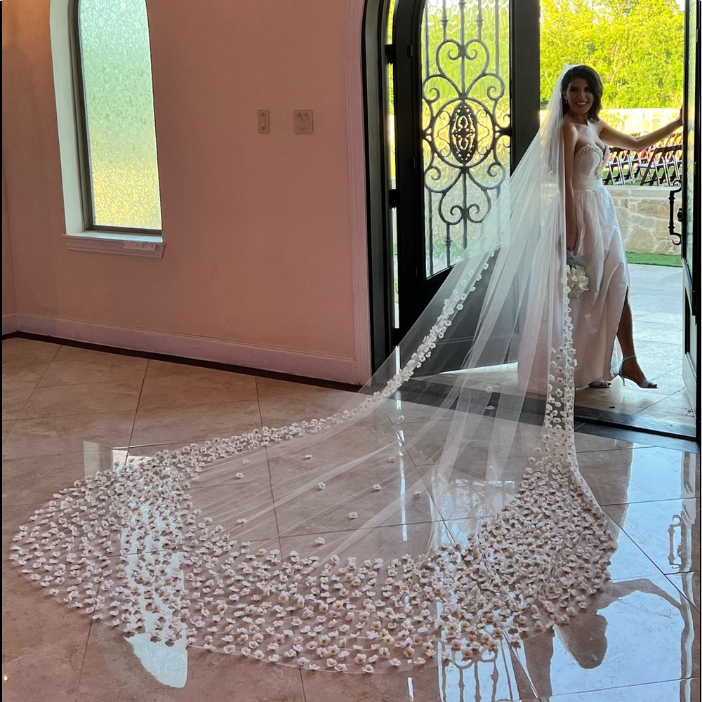 Breathtaking 12.5ft Long Bridal Designer 3D Flower Cathedral Veil with Comb 🤩💒 - Picture 6 of 13